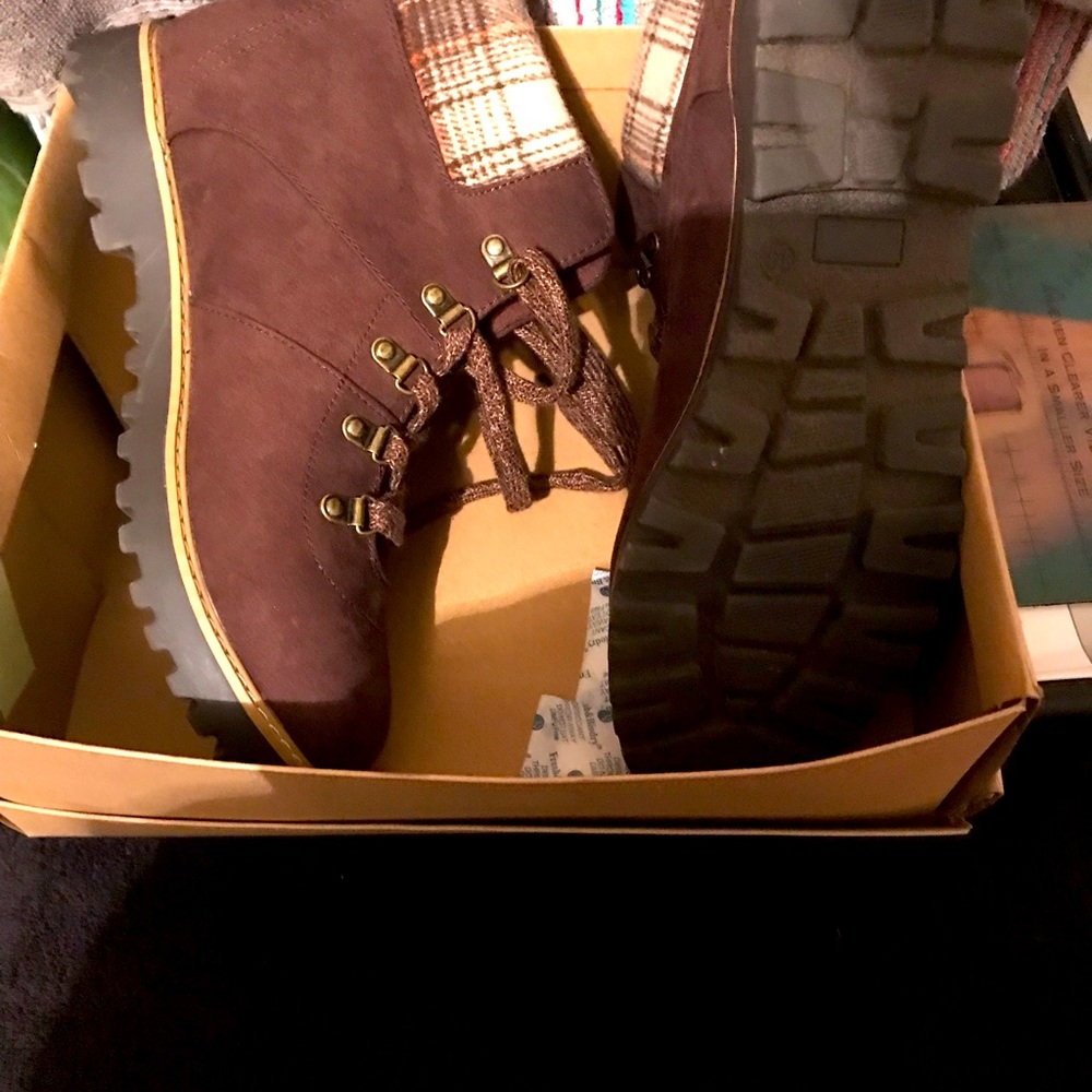 Boots very cute nice chocolate color